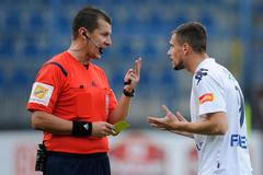 Rozhodčí Michal Paták a fotbalista Slovácka Jaroslav Diviš