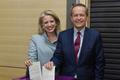 Australský opoziční lídr Bill Shorten volí se svojí manželkou