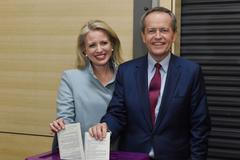 Australský opoziční lídr Bill Shorten volí se svojí manželkou