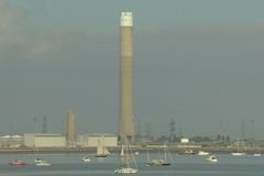 Britové si zbourali elektrárenský komín. Šlo o demolici nejvyšší stavby z betonu v zemi