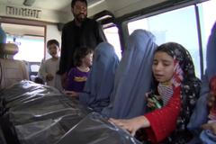 Čtrnáctiletou těhotnou dívku měla upálit rodina jejího manžela. Ta to popírá