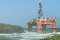 Vrtná ropná plošina najela na mělčinu. Neustála silnou bouři