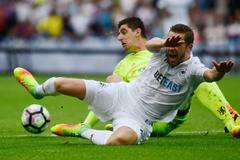 Gylfi Sigurdsson a Thibaut Courtois v utkání Swansea proti Chelsea