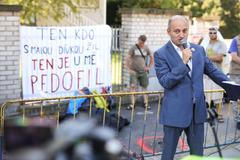 Foto: Konvičkovci převlečení za muslimy chtěli kamenovat mobilní záchod, s pochopením se neshledali