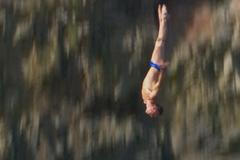 Čech poprvé vyhrál závod světové série skoků z útesu. Podívejte se jak