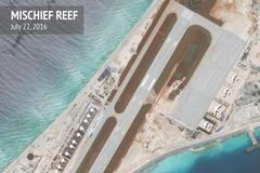 Satelitní fotografie čínských hangárů a letecké základny na sporných ostrovech.