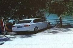 Žena špatně zařadila a skočila s autem plným dětí do přehrady