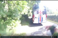 Twitter - autobus sky málem srazil cyklistu