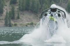 Kaskadér vystřelil s tryskovým batohem na zádech z hlubin jezera