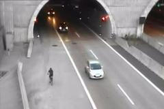 Video: Zbloudilý opilý cyklista v tunelu