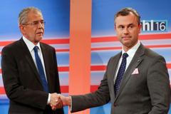Van der Bellen a Hofer po volbách v televizním studiu.