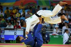 OH 2016, judo do 53: Jaromír Ježek (v modrém) - Magdiel Estrada (Kuba)