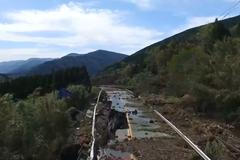 Co dokáže zemětřesení. Japonci natočili z dronu obří sesuv půdy