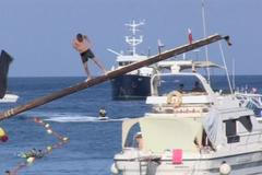 Běh po mazlavém sloupu nad mořským přístavem je záludná disciplína