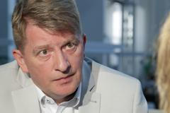 Část společnosti vraždění Romů schvaluje, popírání holocaustu tu může rezonovat, říká Padevět