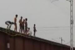 Děti si hrají se smrtí. Seskočí z kolejí těsně před uhánějícím vlakem