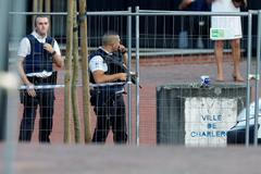 Belgičtí policisté po mačetovém útoku v Charleroi