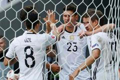Euro 2016, Německo-Slovensko: Mesut Özil, Mario Gómez a Thomas Müller slaví gól na 2:0
