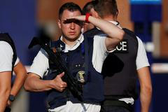 Belgičtí policisté hlídkují před budovou hlavní policejní stanice v Charleroi