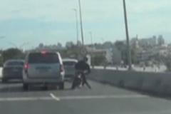 Motorkář se střetl s autem a náraz ho vymrštil z nadjezdu. Jako zázrakem přežil