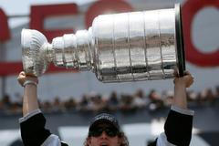 Hokejista Anže Kopitar slaví zisk Stanley Cupu v ulicích Los Angeles