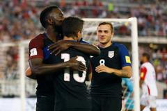 Fotbalisté USA Jozy Alitdore (17), Jordan Morris (8) a Christian Pulisic (10) slaví gól v síti Trinidadu a Tobaga.