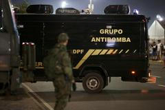 OH 2016: policie uzavírá ulice kolem stadionu na beach volejbal kvůli podezřelému batohu.