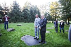 Babiš a Herman a Pelikán u památníku v Letech a prasečáku