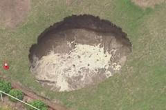 Důchodci se probudili a našli na dvorku obrovskou žumpu s neklidnou vodou