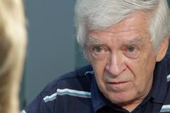 Platy Ovčáčka a Mynáře mě nezajímají, zákon musí platit i pro Hrad, říká aktivista