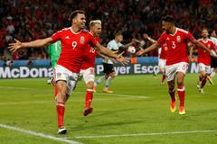 Euro 2016, Wales-Belgie: hráči Walesu slaví gól na 2:1