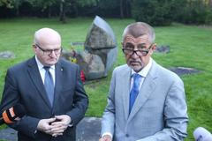 Babiš a Herman a Pelikán u památníku v Letech a prasečáku