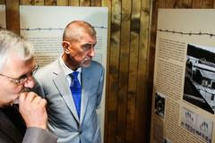 Babiš a Herman a Pelikán u památníku v Letech a prasečáku