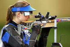 Česká střelkyně Adéla Sýkorová střílí z malorážky v kvalifikaci na 50 metrů na OH 2012 v Londýně.