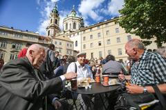 Malostranské náměstí v Praze před a po zrušení parkoviště