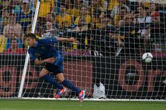 Francouzský fotbalista Jeremy Ménez slaví gól, který však nebyl uznán kvůli off-sidu během utkání s Ukrajinou na Euru 2012