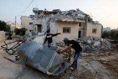 Zbořený dům po atentátnících z Tel Avivu