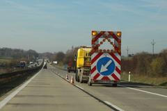 Informační tabule na D1 - zúžení