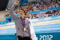 Americký plavec Michael Phelps slaví zlatou medaili ze 100 metrů motýlka na OH 2012 v Londýně.