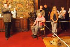 Prezident Miloš Zeman na zámku Konopiště, kde provází vrchní hradní protokolář Jindřich Forejt. Na jeho výklad "dohlíží" i kastelánka Jana Sedláčková.