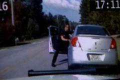 Žena si nenechala nasadit pouta a strážníkovi ujela. Sedmkrát urazila zákon