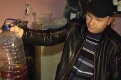 Podomácku vyráběný alkohol zabil desítky lidí. Stále koluje na černém trhu