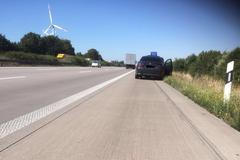 Řidič z Litvy nenašel výstražný trojúhelník, při poruše na dálnici varoval ostatní miskou paprik