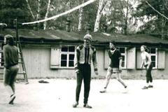 Syřan Ahmad Alrazouk na archivním snímku (uprostřed)