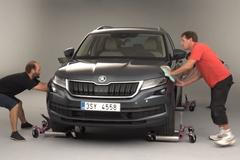 Vyzkoušeli jsme vychytávky nové Škody Kodiaq. V kufru se natáhne i urostlý chlap