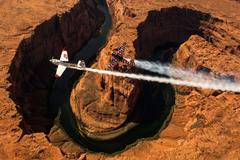 Pilot Martin Šonka nad Velkým kaňonem objektivem Joerga Mittera