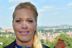 Věra Cechlová s dodatečně udělenou medailí z Atén 2004