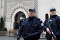 Francouzští policisté hlídkují před pařížskou mešitou