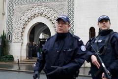 Francouzští policisté hlídkují před pařížskou mešitou