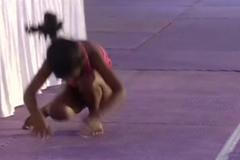 Dívka překonala rekord v počtu kotrmelců za hodinu. Bylo jich 2787